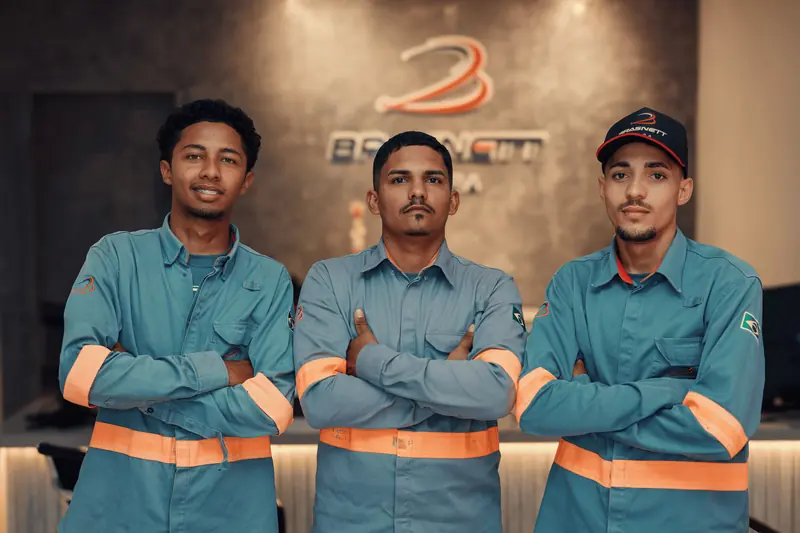 Equipe técnica da Brasnett Fibra na recepção da empresa