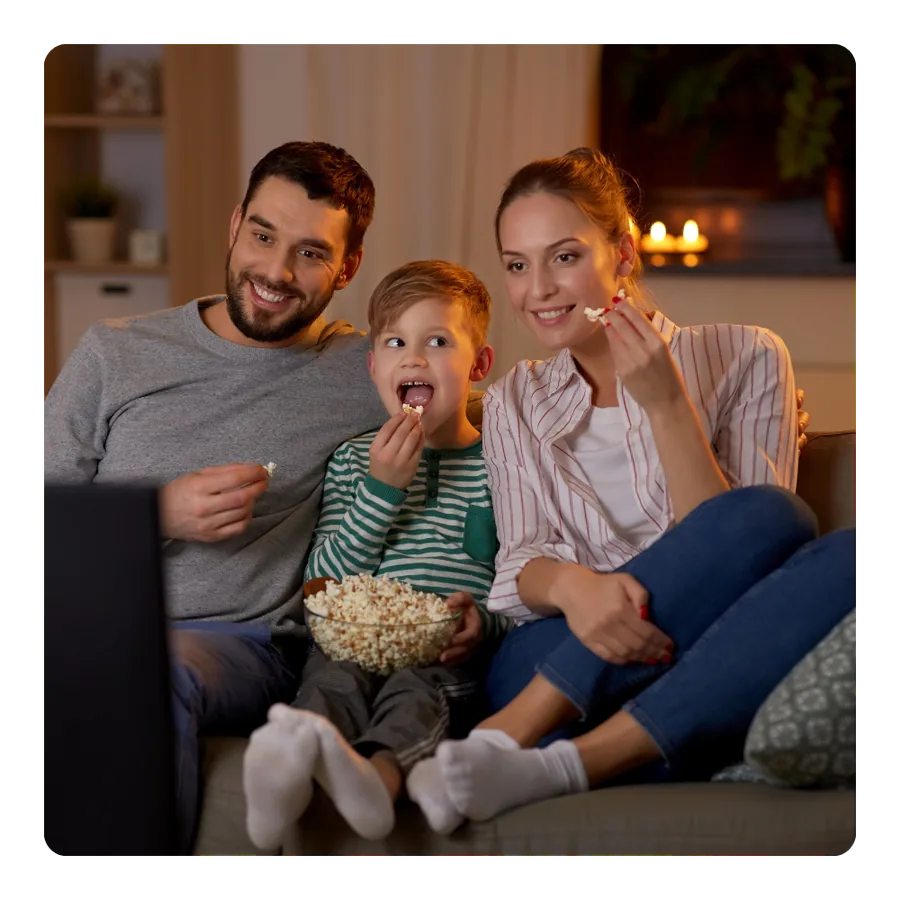 Família assistindo TV no sofá